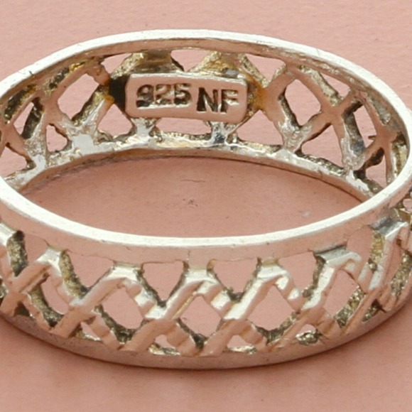 sterling silver diamond-cut x pattern band ring size 8 - Picture 3 of 3
